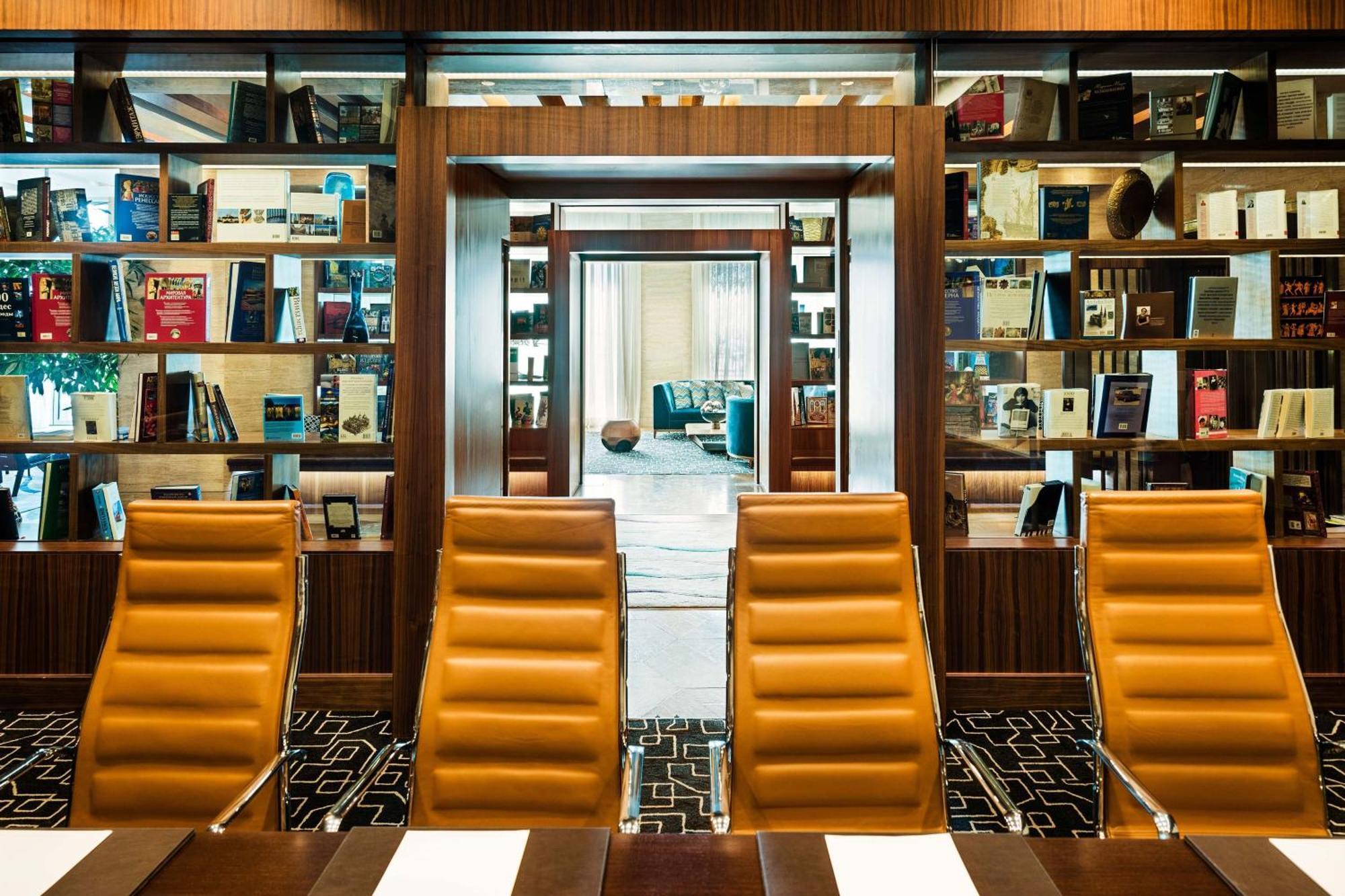 쉐라톤 바쿠 인투어리스트 호텔 외부 사진 Library on board