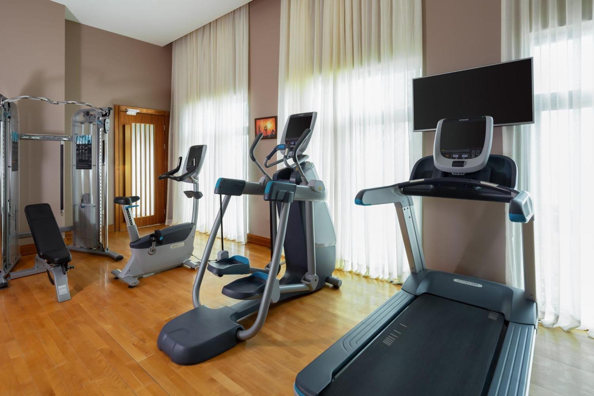 쉐라톤 바쿠 인투어리스트 호텔 외부 사진 A typical home gym