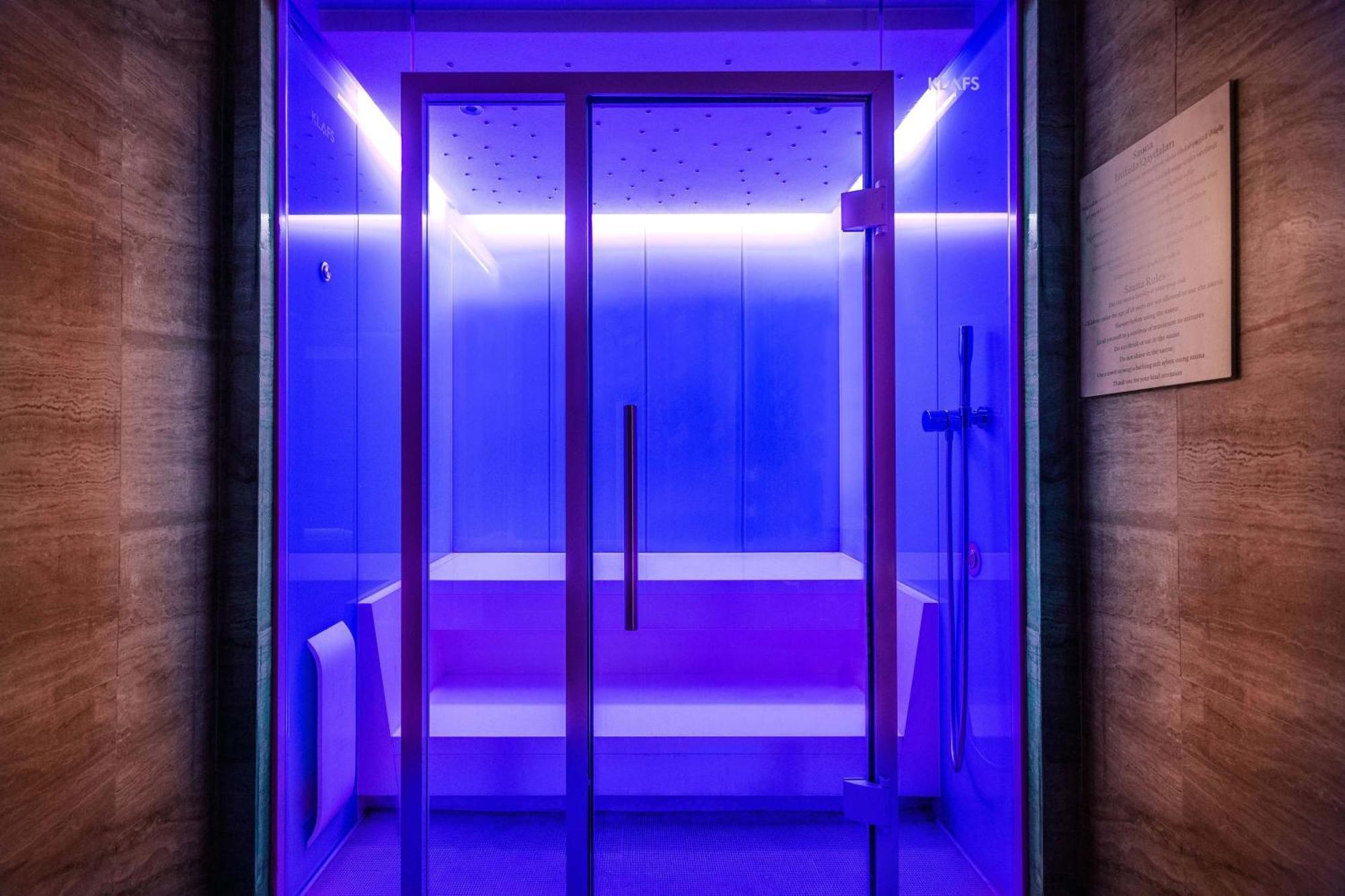 쉐라톤 바쿠 인투어리스트 호텔 외부 사진 A blue light spa