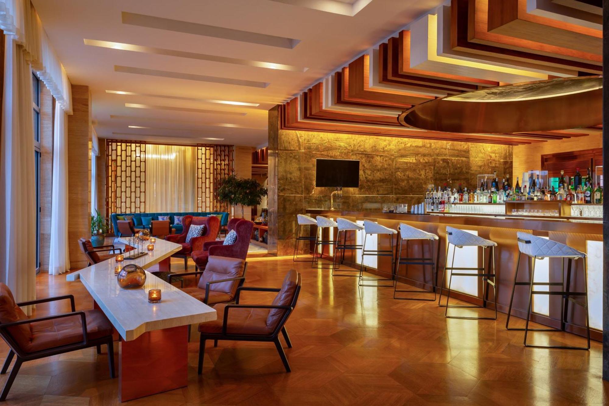쉐라톤 바쿠 인투어리스트 호텔 외부 사진 The bar at the Westin