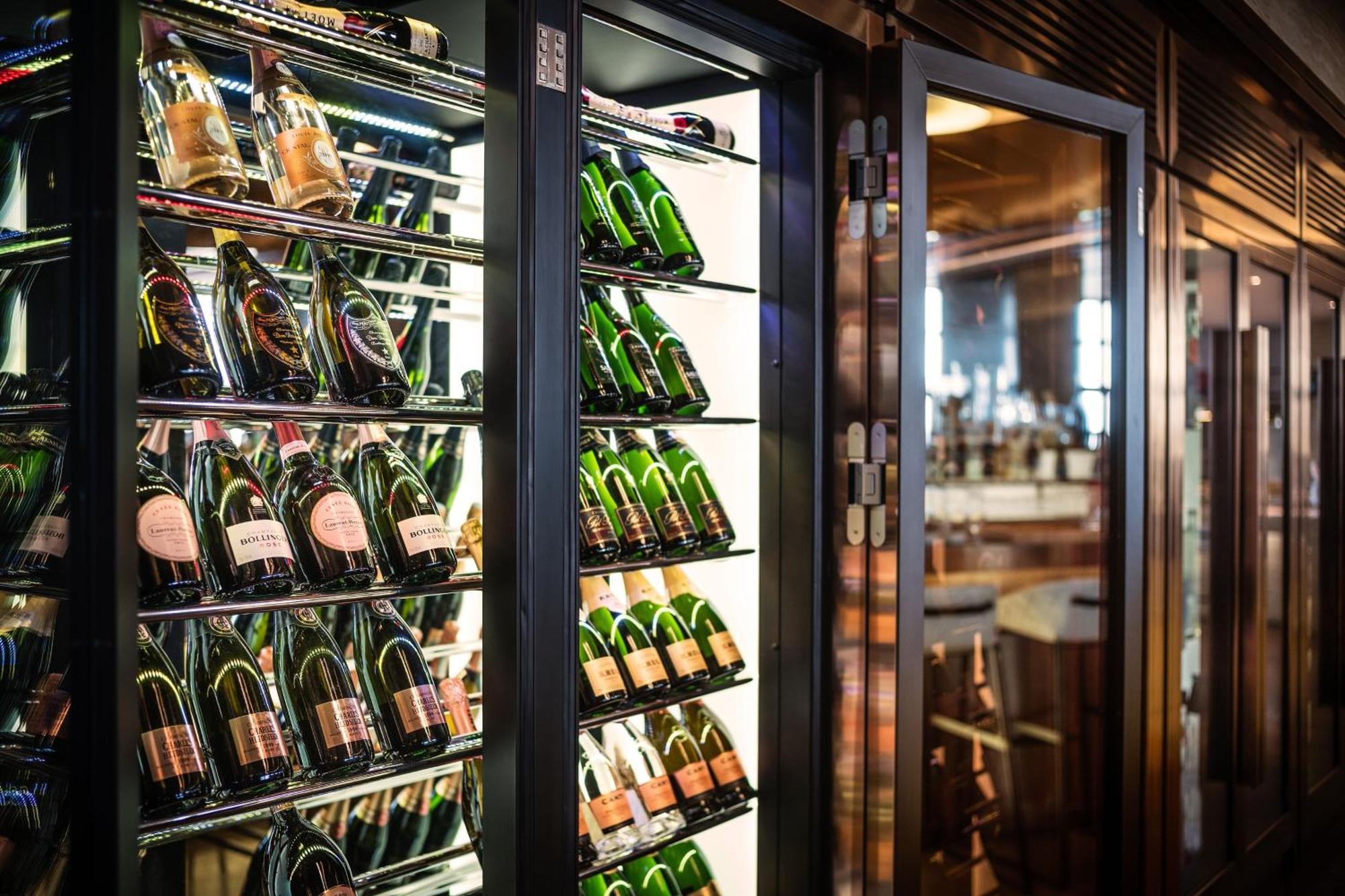 쉐라톤 바쿠 인투어리스트 호텔 외부 사진 Wine cooler