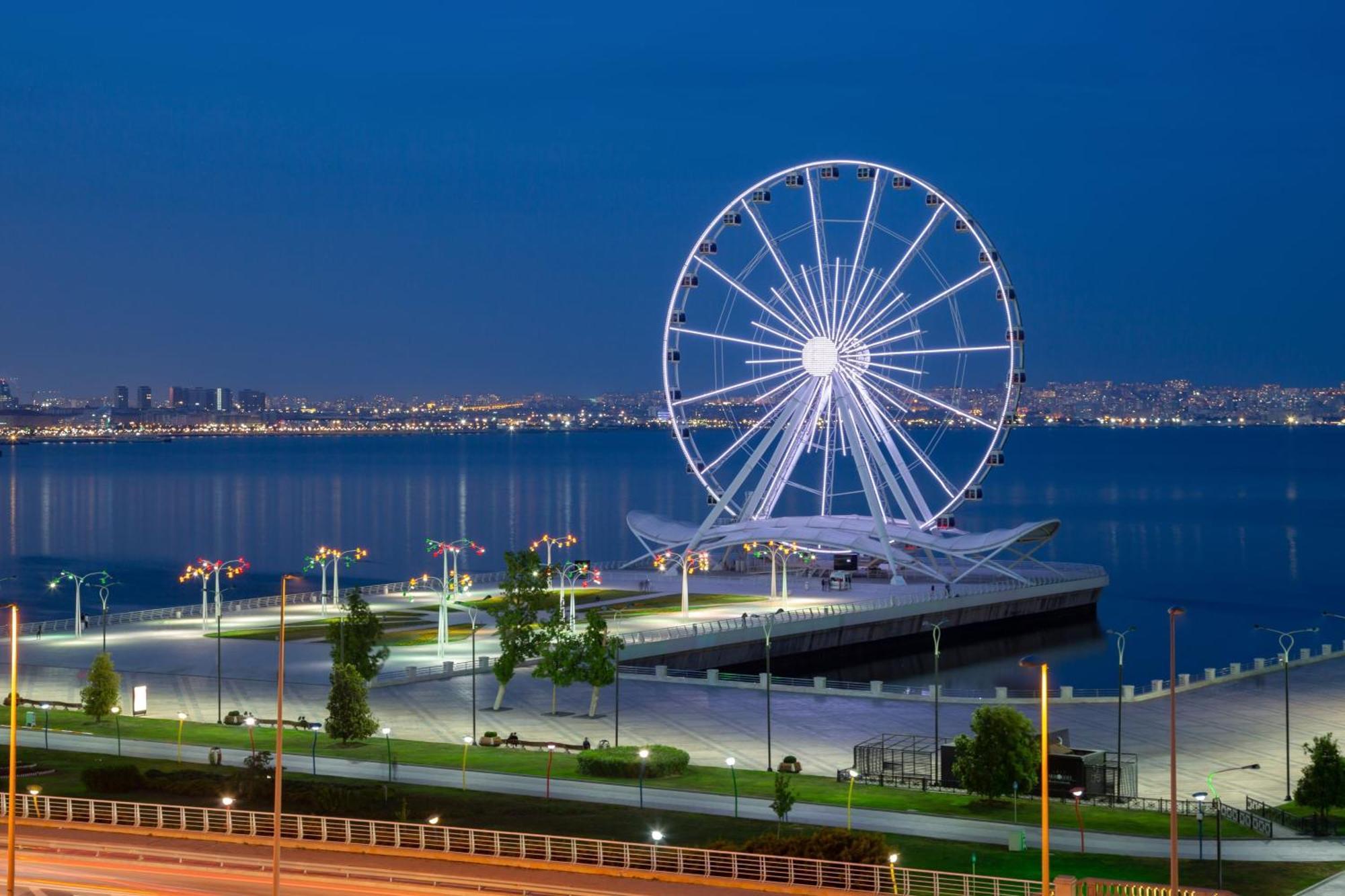 쉐라톤 바쿠 인투어리스트 호텔 외부 사진 The Ferris wheel at the park