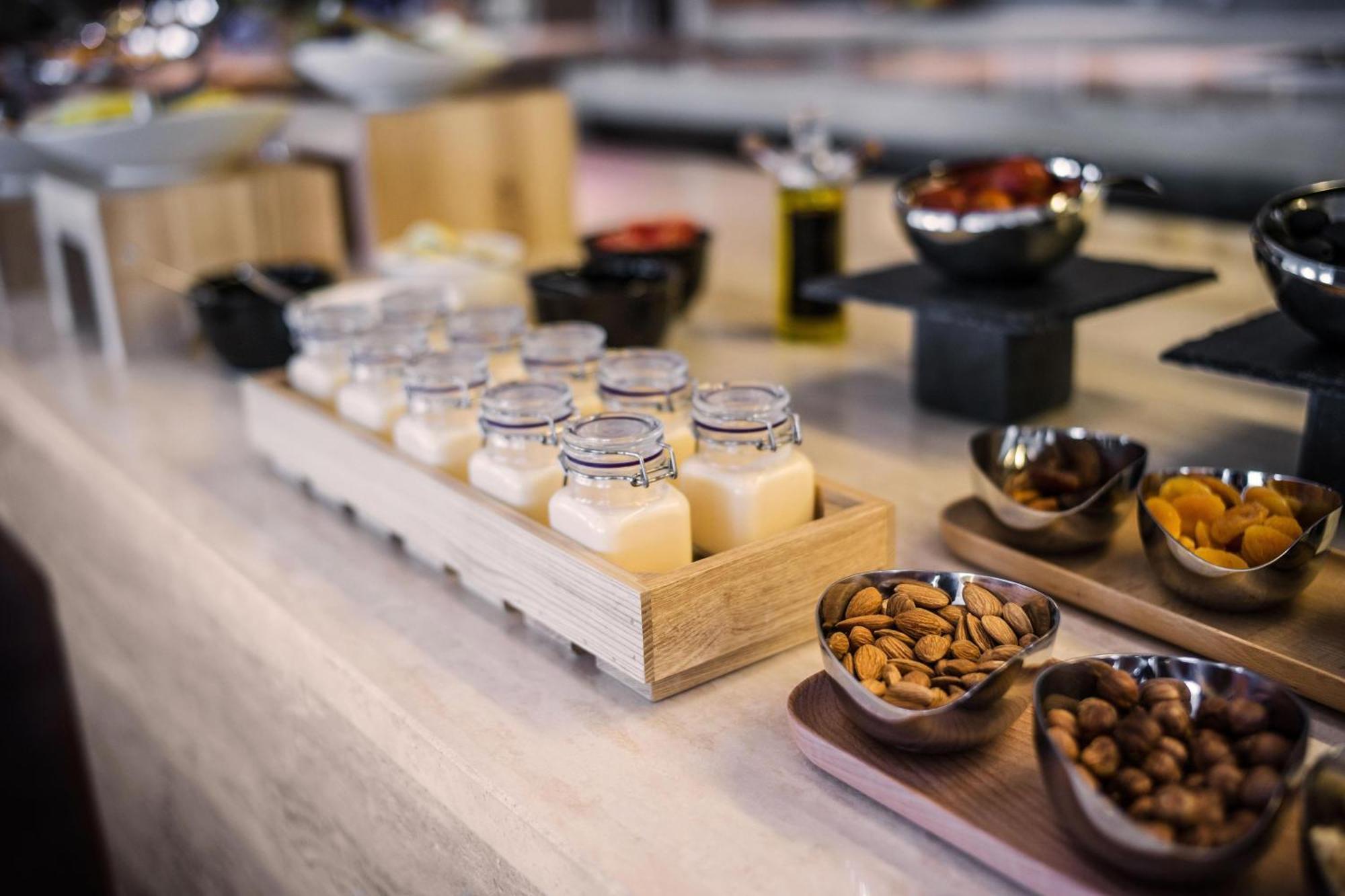 쉐라톤 바쿠 인투어리스트 호텔 외부 사진 A selection of snacks at a business lounge