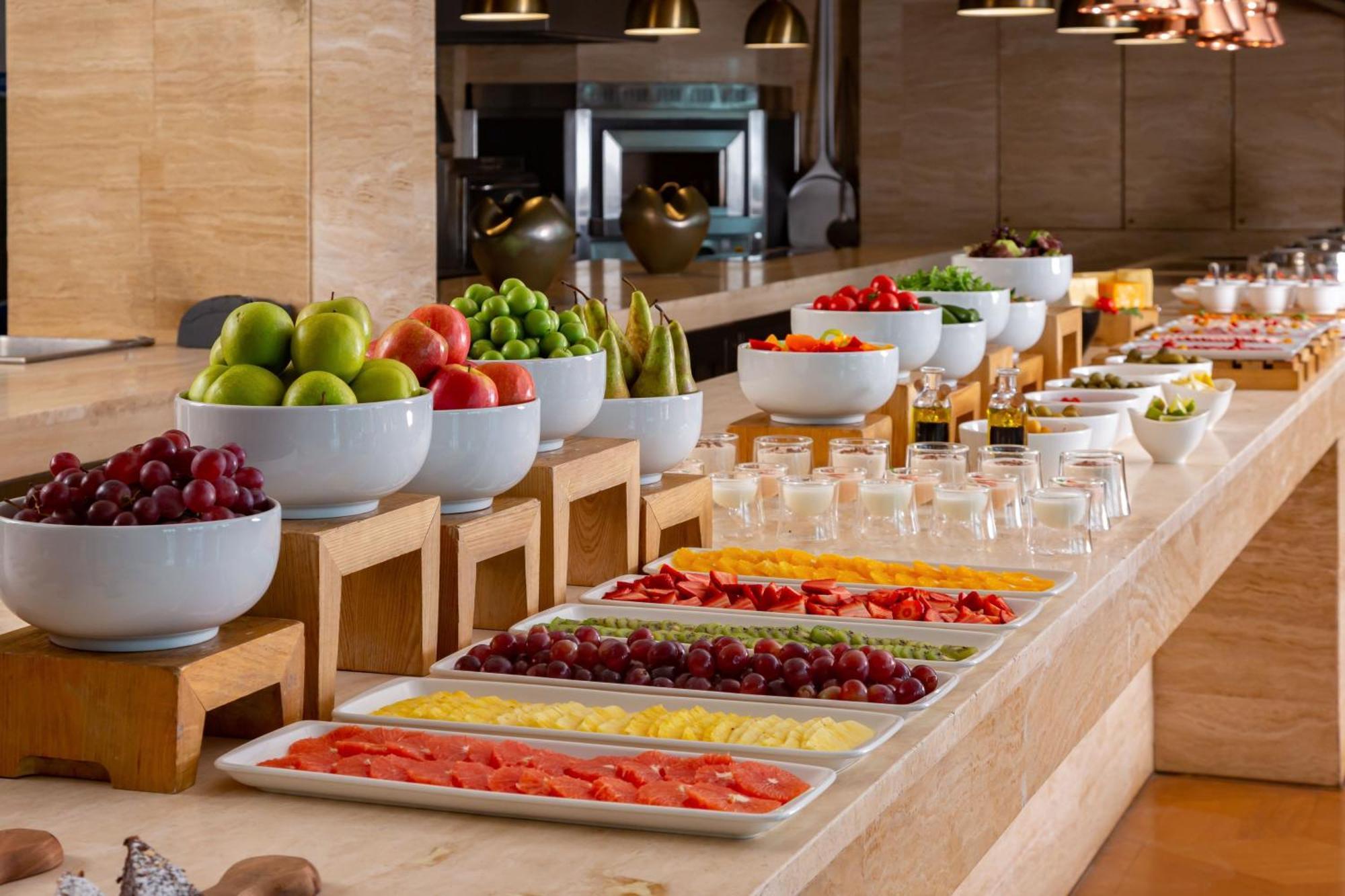 쉐라톤 바쿠 인투어리스트 호텔 외부 사진 A fruit salad bar