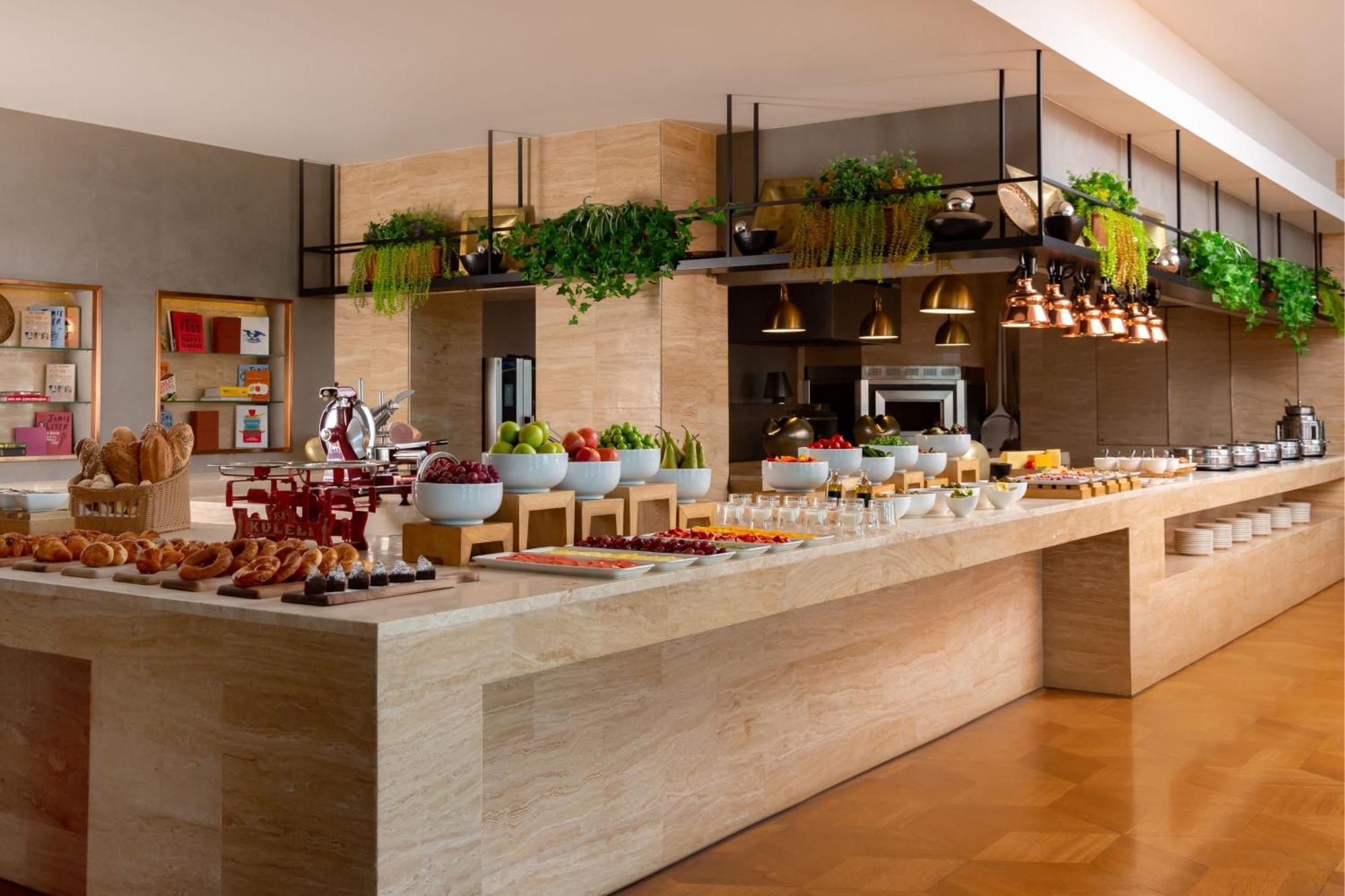 쉐라톤 바쿠 인투어리스트 호텔 외부 사진 The buffet at the hotel