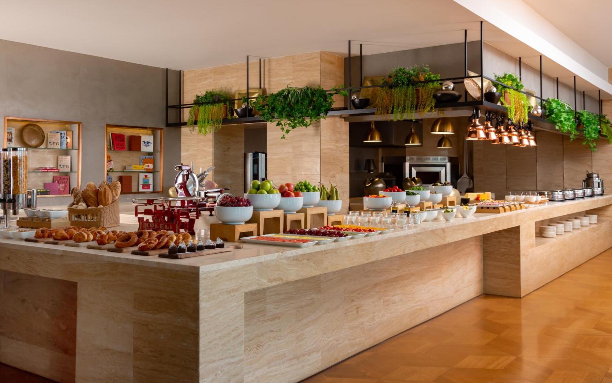 쉐라톤 바쿠 인투어리스트 호텔 외부 사진 The buffet at the hotel
